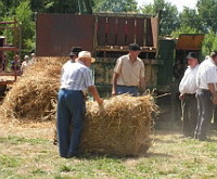 Presse a paille, machine a faire les bottes de paille (Fete de la Moisson St Simeon de Bressieux 2006) (4)